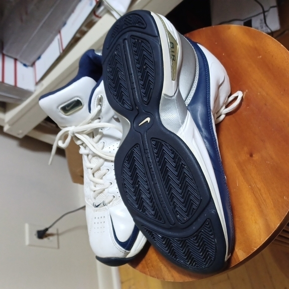 NIKE AIR MENS LEATHER SHOES SIZE 9.5 IN A BEAUTIFUL WHITE WITH BLUE